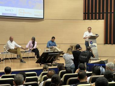 El alcalde Alejandro Eder con los panelistas en la presentación de la encuesta de percepción ciudadana de Cali Cómo Vamos.