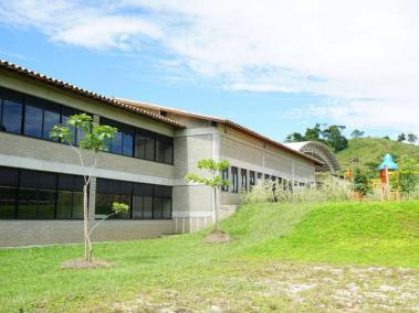 La institución educativa La Danta, sede Jerusalén, en Sonsón (Antioquia) fue el primer colegio construido a través de obras por impuestos en el país. Se inauguró en 2020.