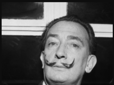 El pintor español Salvador Dalí es uno de los artistas que nació en el año del dragón de madera en 1904.