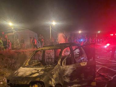 Taxi incinerado en Tuluá, en este 10 de febrero, cuando ocurrieron los asesinatos de ambos guardas de tránsito.