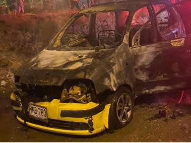 Taxi incinerado en Tuluá, en este 10 de febrero, cuando ocurrieron asesinatos de ambos guardas.