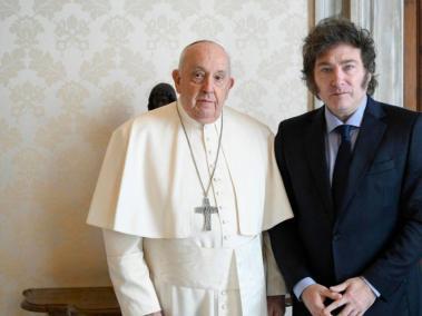 Una imagen proporcionada por los medios del Vaticano muestra al Papa Francisco recibiendo al Presidente de Argentina, Javier Milei.