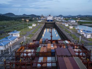 NYT: La Autoridad del Canal de Panamá ha reducido el tráfico diario a través del canal en casi un 40 por ciento este año.