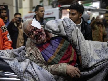 Palestinos heridos en Gaza son trasladados a hospitales en Rafah.