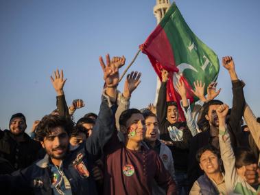 NYT: Jóvenes partidarios de Imran Khan, el Primer Ministro depuesto de Pakistán, en Lahore el 8 de febrero.