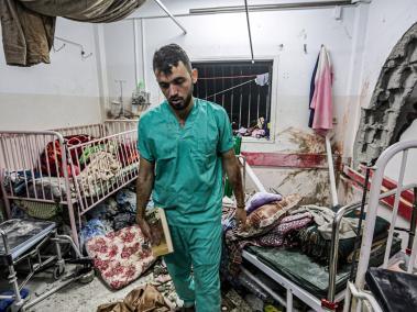 Daños en una habitación tras los bombardeos israelíes en el hospital Nasser, en Gaza (diciembre 2023).