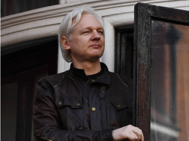 Julian Paul Assange es un programador, periodista y activista de Internet australiano.