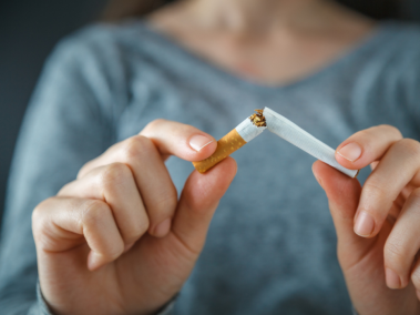 El tabaquismo está directamente relacionado con un mayor riesgo de varios tipos de cáncer, incluyendo cáncer de pulmón, boca, garganta, esófago, vejiga, páncreas y riñón.