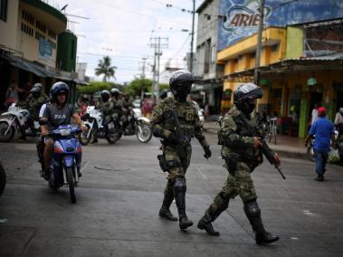 Fuerza Pública en Tuluá, Valle del Cauca, patrulla para contrarrestar acciones de 'la Inmaculada'. foto febrero 2024