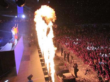 The Chainsmokers se despiden del público del Festival alzando la bandera de Colombia.