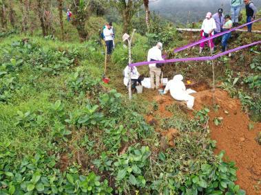 Excavación en la vereda de Frontino, Antioquia, en donde fue hallado el cuerpo de Felipe*, quien murió en el año 2000.