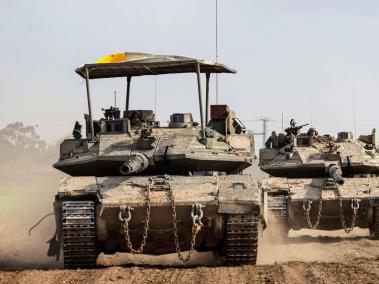 Carros de combate israelíes cerca de la Franja de Gaza.