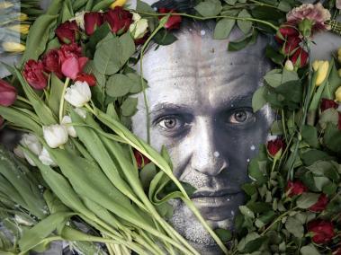 El retrato del opositor ruso fallecido Alexéi Navalni entre flores.