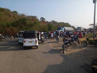 La vía que comunica a Barranquilla con Cartagena está bloqueada.