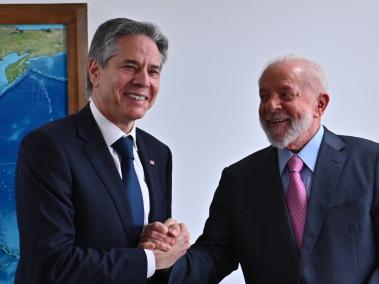 El presidente de Brasil, Luiz Inácio Lula da Silva (d), recibe al secretario de Estado estadounidense, Antony Blinken.
