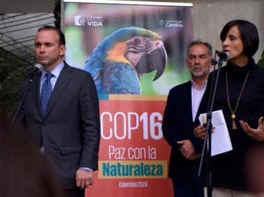 El alcalde de Cali, Alejandro Éder y la ministra de Ambiente Susana Muhamad tras la reunión sostenida hoy para establecimiento del Comité Directivo de la COP16.