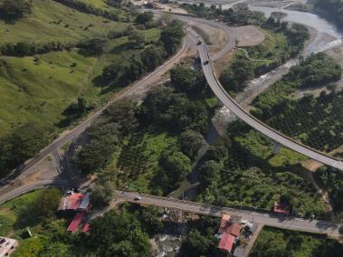 Vista aérea de uno de los tramos de la vía Manizales- Medellín. A la derecha, el río Cauca.