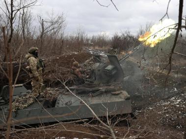 Artilleros antiaéreos ucranianos en la región de Donetsk, en medio de la invasión rusa de Ucrania.