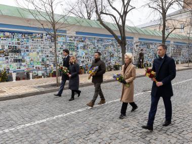 Líderes occidentales asisten a una ceremonia de ofrenda floral en el Muro de la Memoria de los Defensores Caídos de Ucrania en Kiev.