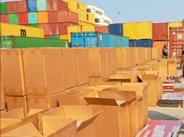 Las autoridades localizaron varios contenedores con mercancía de contrabando.
