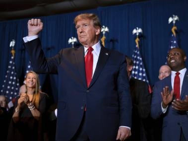 El expresidente Donald Trump celebra su triunfo en las primarias de Carolina del Sur.