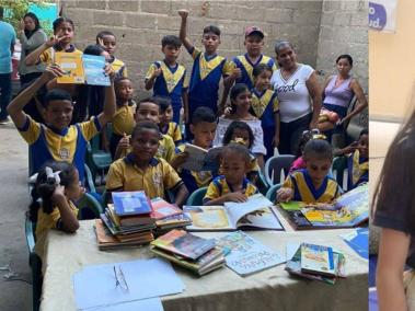 En colegios vulnerables, Mariana Mazenett con el apoyo de sus padres ha regalado libros para activar sus bibliotecas