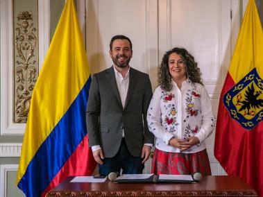 De izq. a der., Carlos Fernando Galán, alcalde de Bogotá, y Lucía Bastidas, directora del Dadep.
