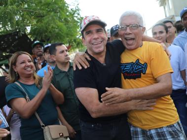 El alcalde Alejandro Char recorre a diario los barrios de Barranquilla.