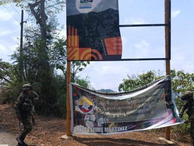 Soldados desmontaron pancartas de las disidencias de las Farc en zona rural de Jamundí.
