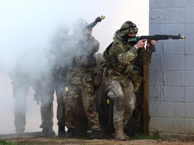 Soldados ucranianos participan en un ejercicio de entrenamiento operado por las fuerzas armadas británicas.