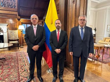 Los ministros de Justicia y Defensa de Colombia, en compañía de Daniel Ávila, ministro plenipotenciario.