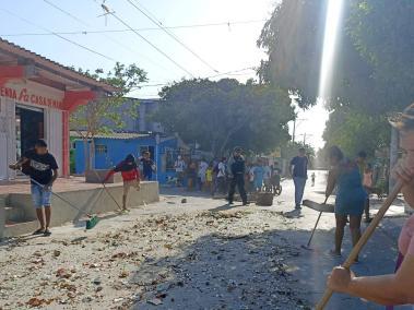 Los habitantes de Los Rosales comenzaron a limpiar la calle.