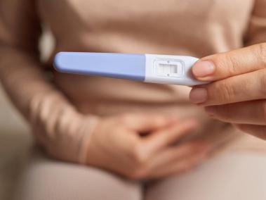 Uno de los signos más comunes de que podría estar embarazada es la falta del período.