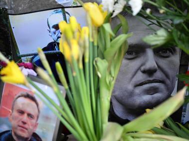 Flores colocadas alrededor de un retrato del fallecido líder opositor ruso Alexéi Navalny.