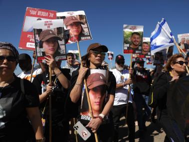 Familiares de rehenes retenidos por Hamás en Gaza participan en una marcha para exigir su liberación.