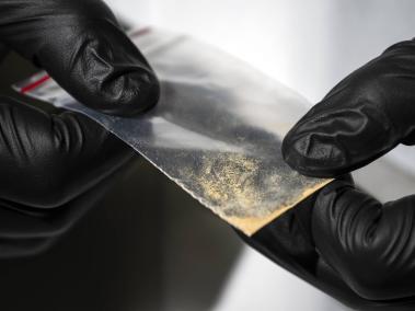 La droga se ha detectado en forma de polvo amarillo, marrón y blanco. La DEA también la ha hallado en pastillas de color azul.