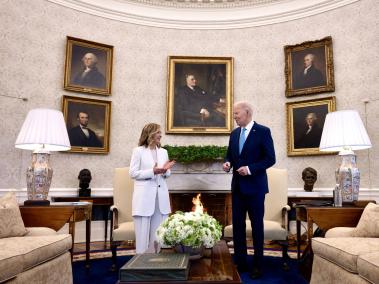 La primera ministra italiana, Giorgia Meloni (izq.), y al presidente estadounidense, Joe Biden, durante su reunión en el Despacho Oval.