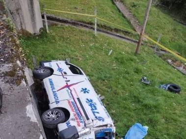Ambulancia de empresa de Ibagué rodó por un abismo en la vía Manizales - Bogotá/