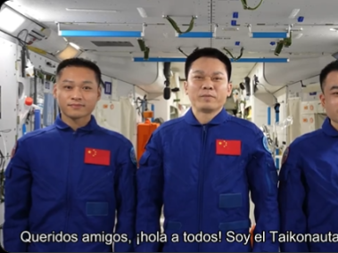 Astronautas (taikonautas) chinos saludan así a Colombia.