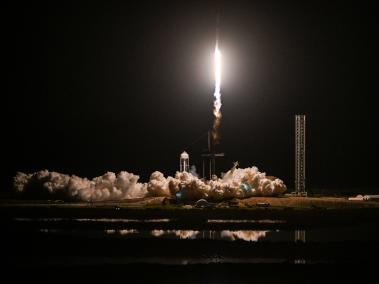 Un cohete SpaceX Falcon 9 con la cápsula Crew Dragon Endeavour que transporta la misión Crew-8.