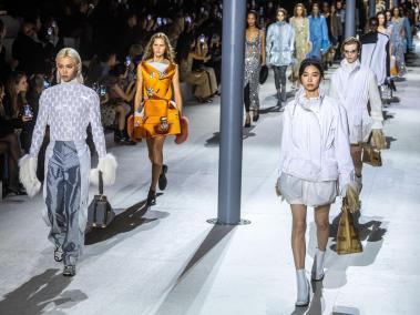 Modelos presentan creaciones de la colección Otoño/Invierno 2024/2025 del diseñador francés Nicolas Ghesquiere para Louis Vuitton durante la Semana de la Moda de París.