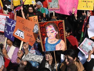 Mujeres sostienen pancartas y gritan consignas durante una marcha con motivo del Día Internacional de la Mujer