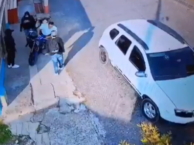 Captura de video de cámara de seguridad cuando hombres disparan contra funcionario de la Alcaldía de Anserma