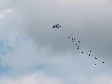 Se lanzan paquetes de ayuda desde el aire sobre el norte de la Franja de Gaza