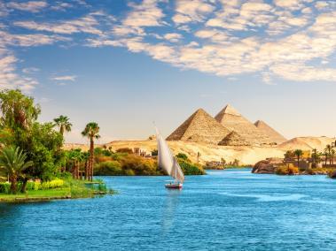 Hermoso paisaje del Nilo con velero en el Nilo camino a las pirámides, Asuán, Egipto.