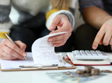 Al comprender los ingresos, gastos y ahorros de manera conjunta, las parejas pueden tomar decisiones financieras más informadas y eficientes.