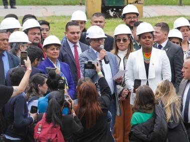 Gustavo Petro, Dolly Montoya y Aurora Vergara en el inicio de las obras del Edificio de Artes de la U. Nacional.