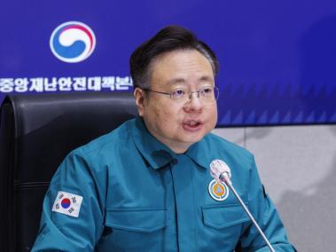 El Ministro de Salud de Corea del Sur, Cho Kyoo-hong, preside una reunión sobre la acción colectiva de los médicos en la Sede Central de Contramedidas de Seguridad y Desastres en Seúl.
