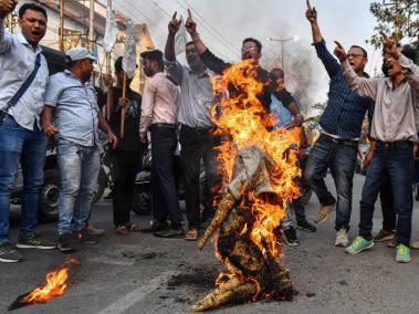 Miembros de la organización estudiantil Asom Jatiyatabadi Yuba Chatra Parishad (AJYCP) queman la efigie del primer ministro indio Narendra Modi durante una protesta contra la implementación de la Ley de Enmienda de Ciudadanía.