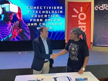 El presidente de Claro Colombia y la Ministra de Educación firmaron el convenio.